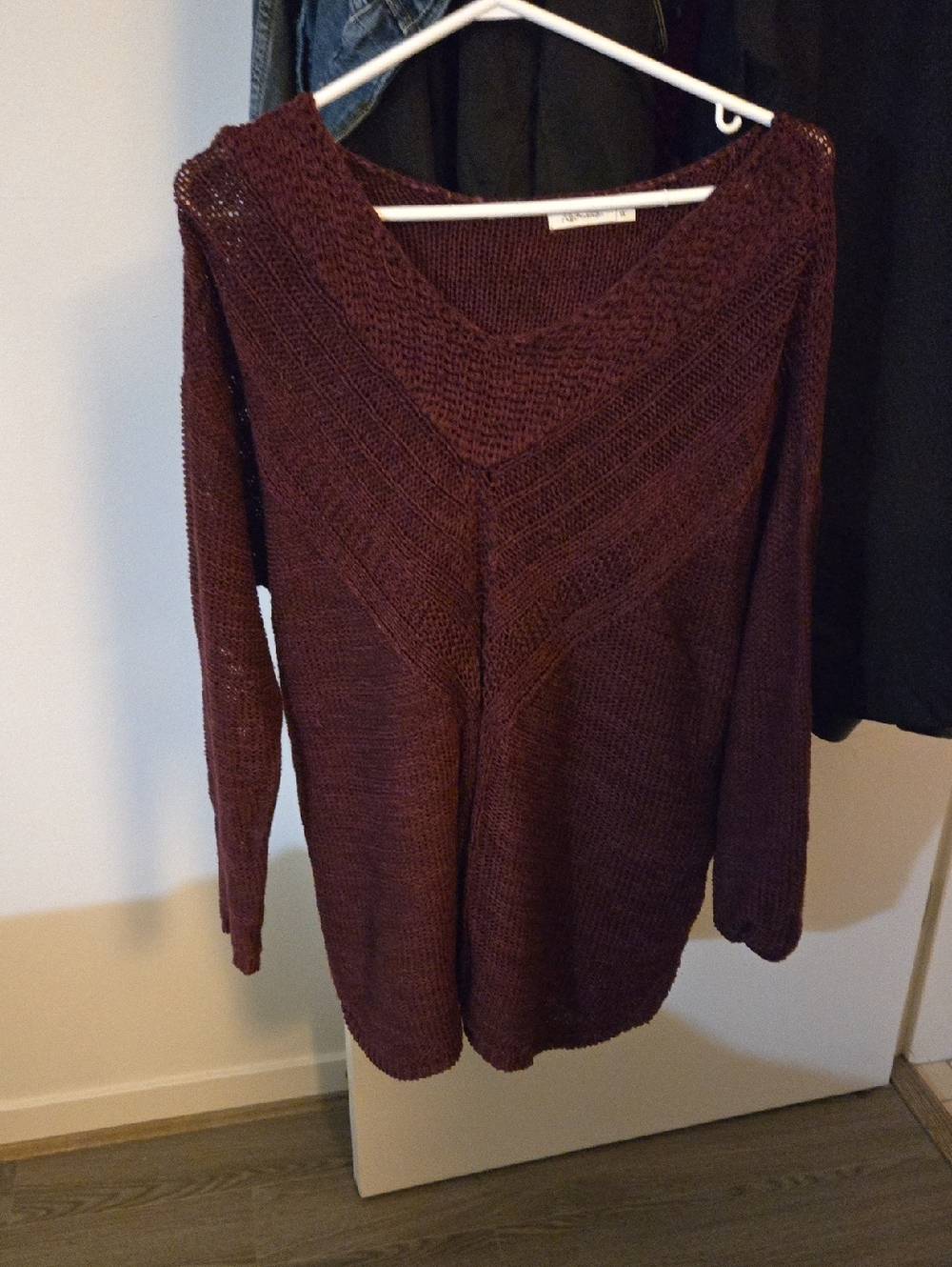 Reitmans Women's V-Neck Knit Sweater - Burgundy